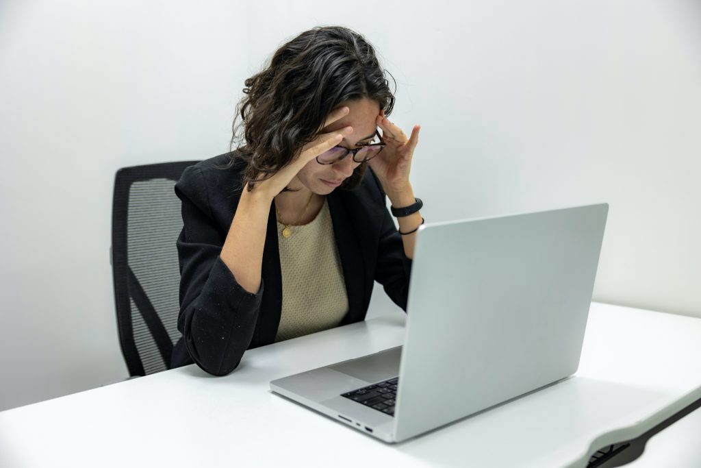 A stressed woman with a laptop